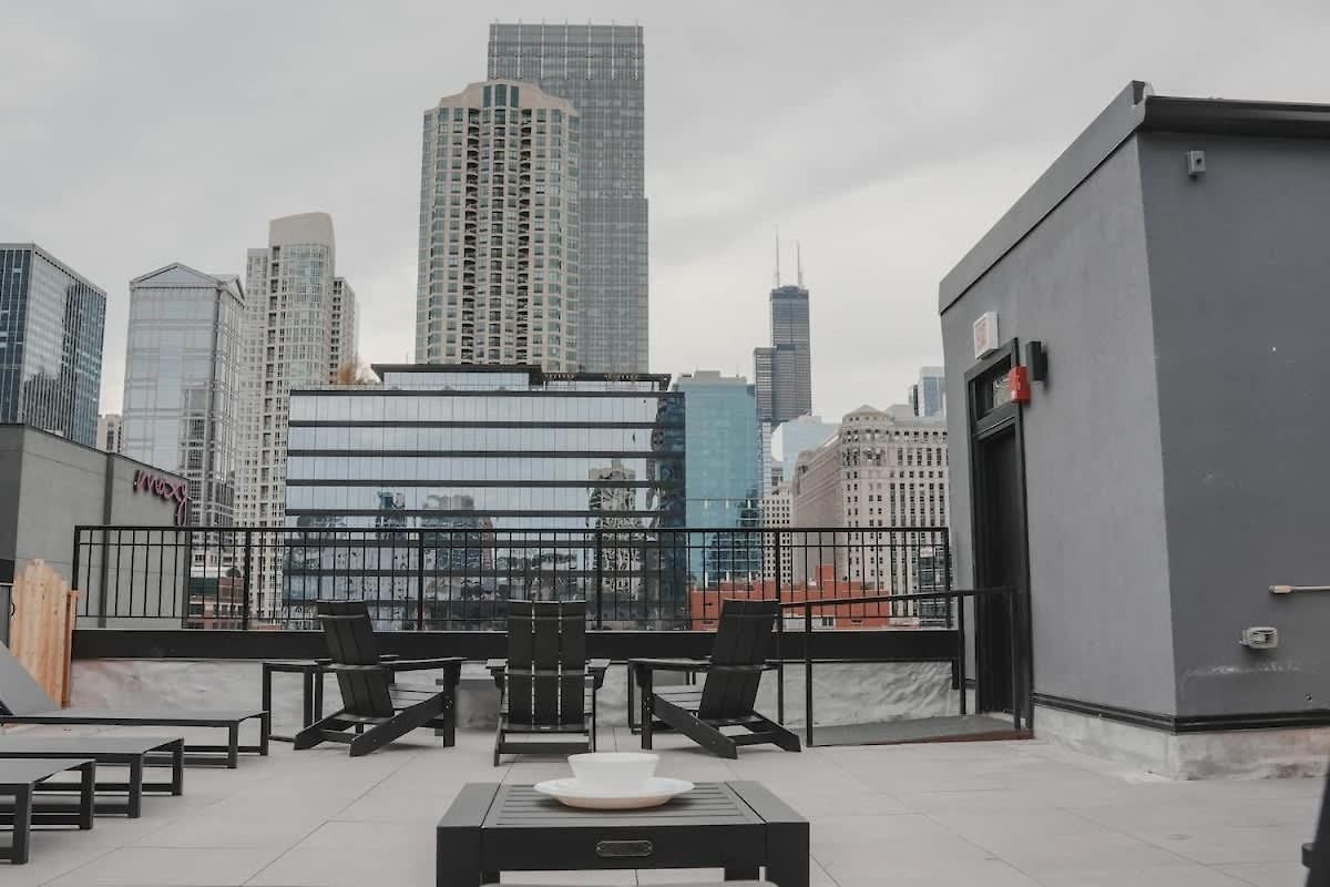 River North Private Balcony With In And Out Parking Apartment *