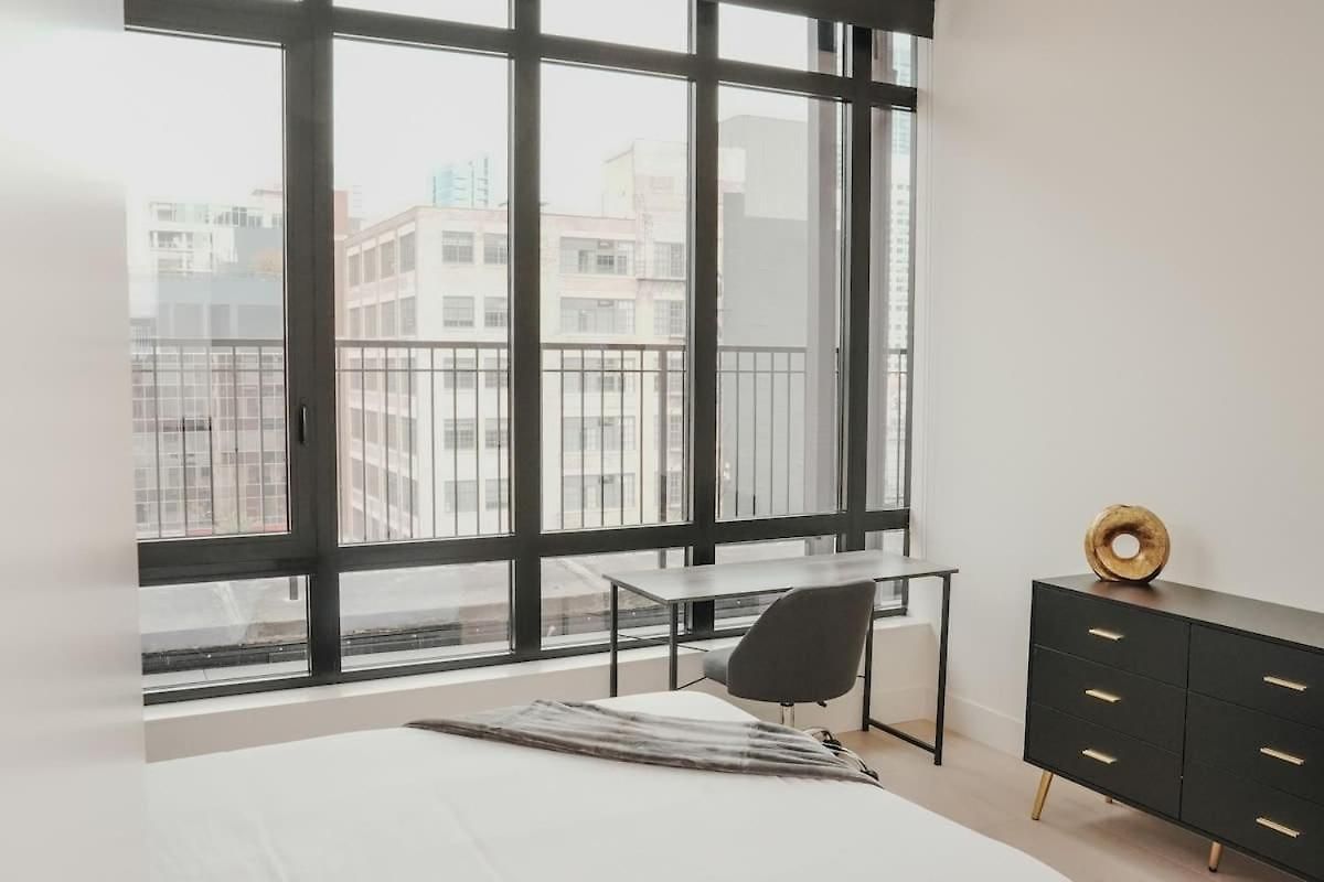 Apartment River North Private Balcony With In And Out Parking *