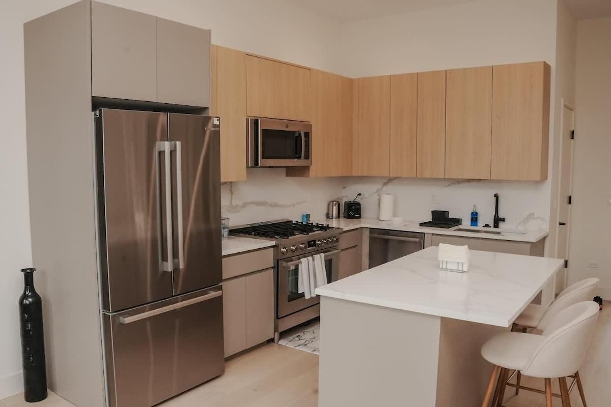 Apartment River North Private Balcony With In And Out Parking *