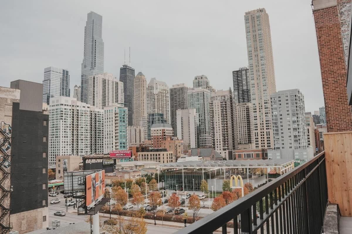River North Private Balcony With In And Out Parking *