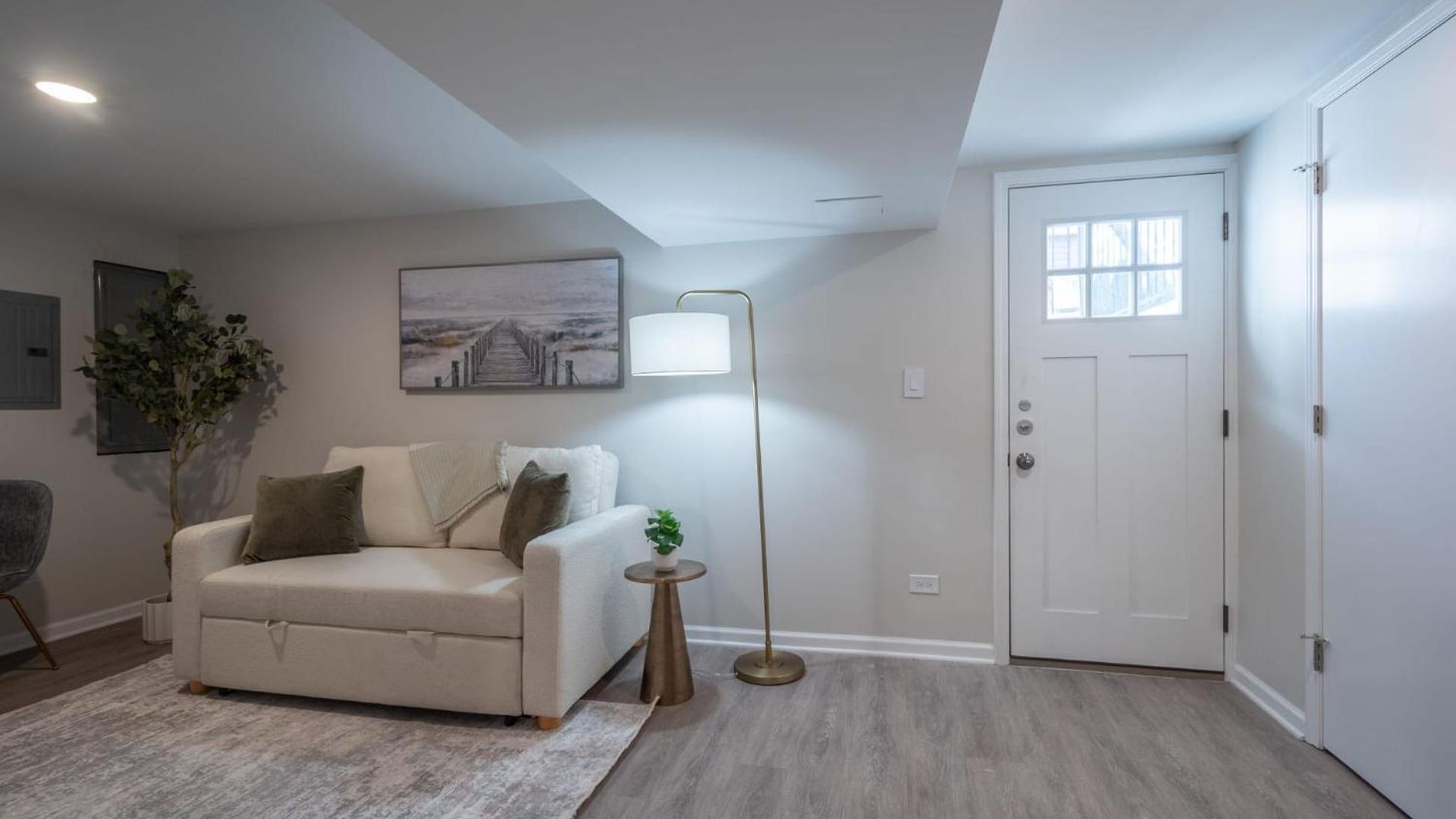 Modern W Private Entrance Washer Dryer Free Parking Chicago