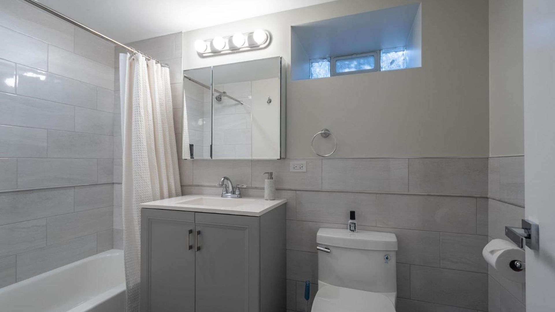 Apartment Modern W Private Entrance Washer Dryer Free Parking *