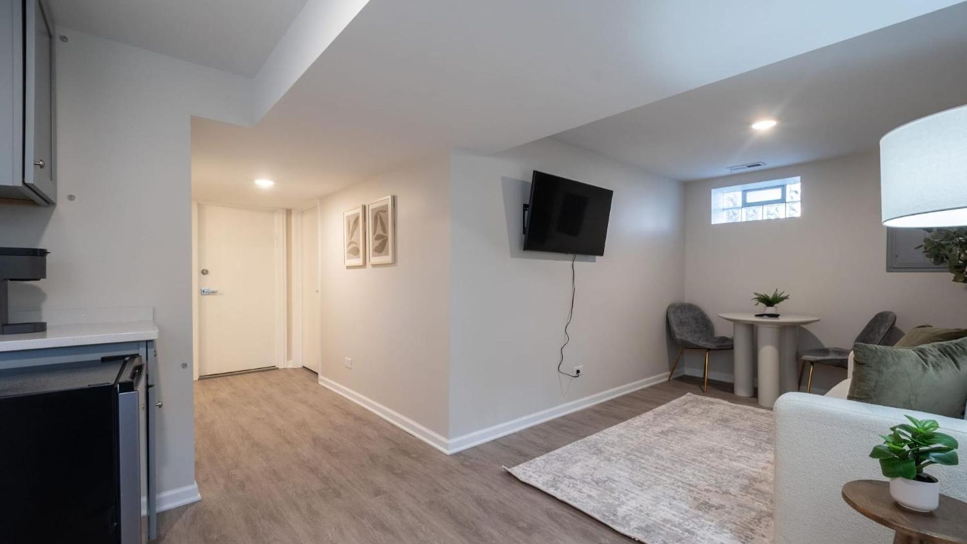Apartment Modern W Private Entrance Washer Dryer Free Parking