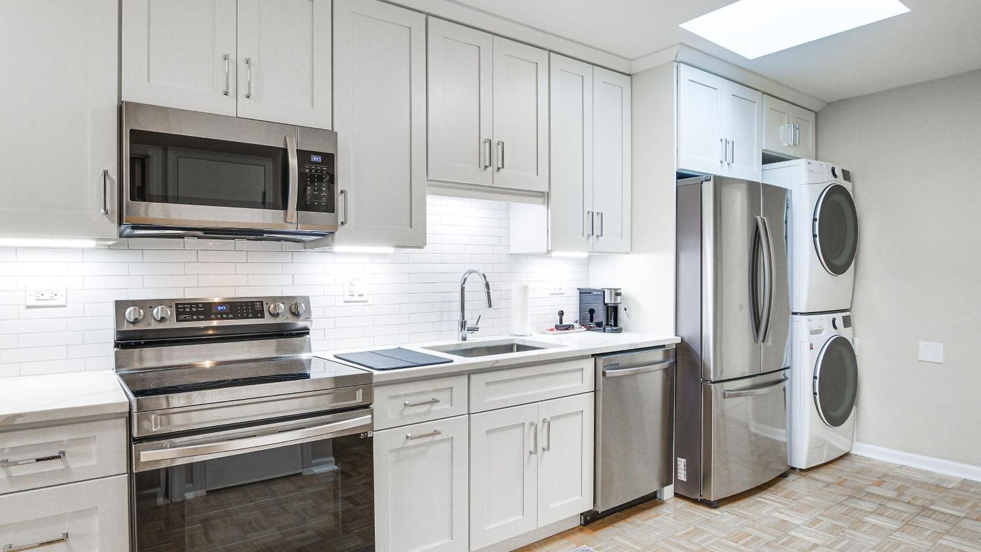 Steps To Shops & Eats: In Portage Park! Apartment *