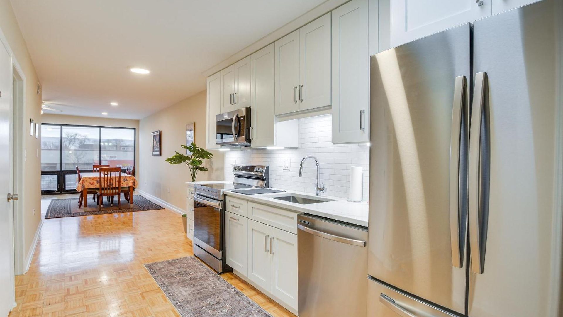 Apartment Steps To Shops & Eats: In Portage Park! *