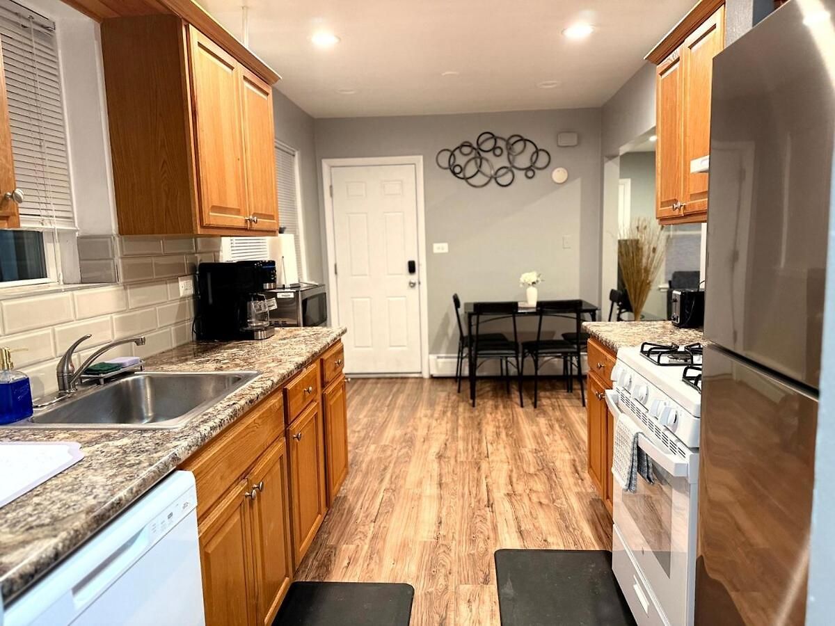 Cozy 1br Retreat Near Transit, Dining And Parking Apartment
