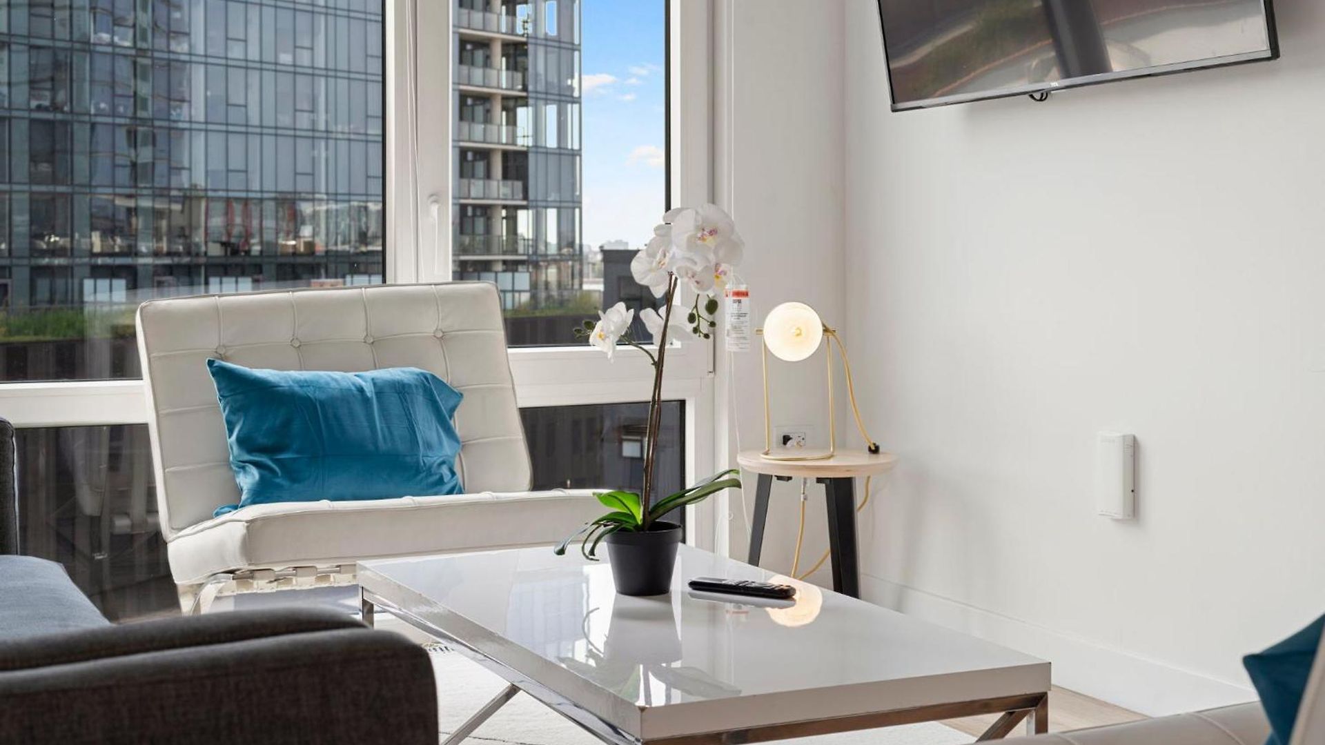 Hotel 2br Escape Bright Sleek Spacious Chicago