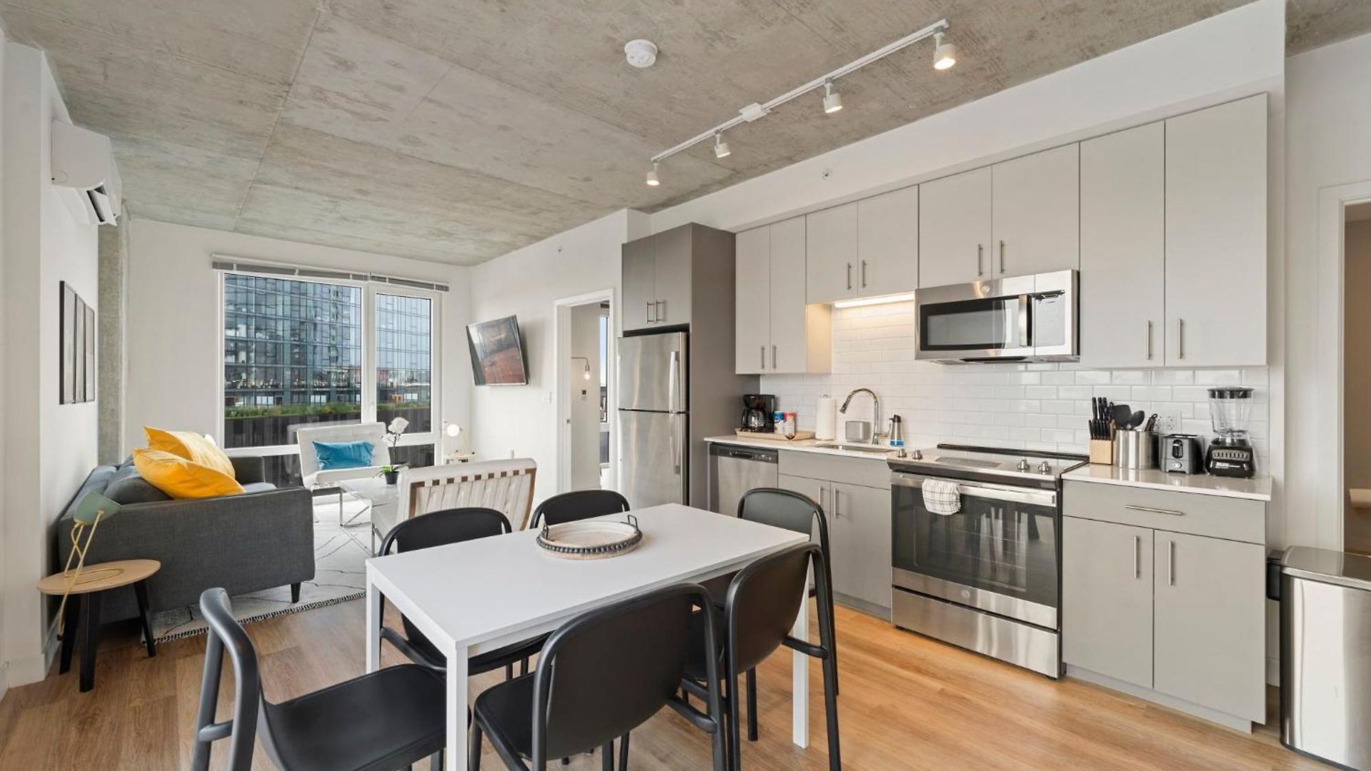 2br Escape Bright Sleek Spacious Chicago