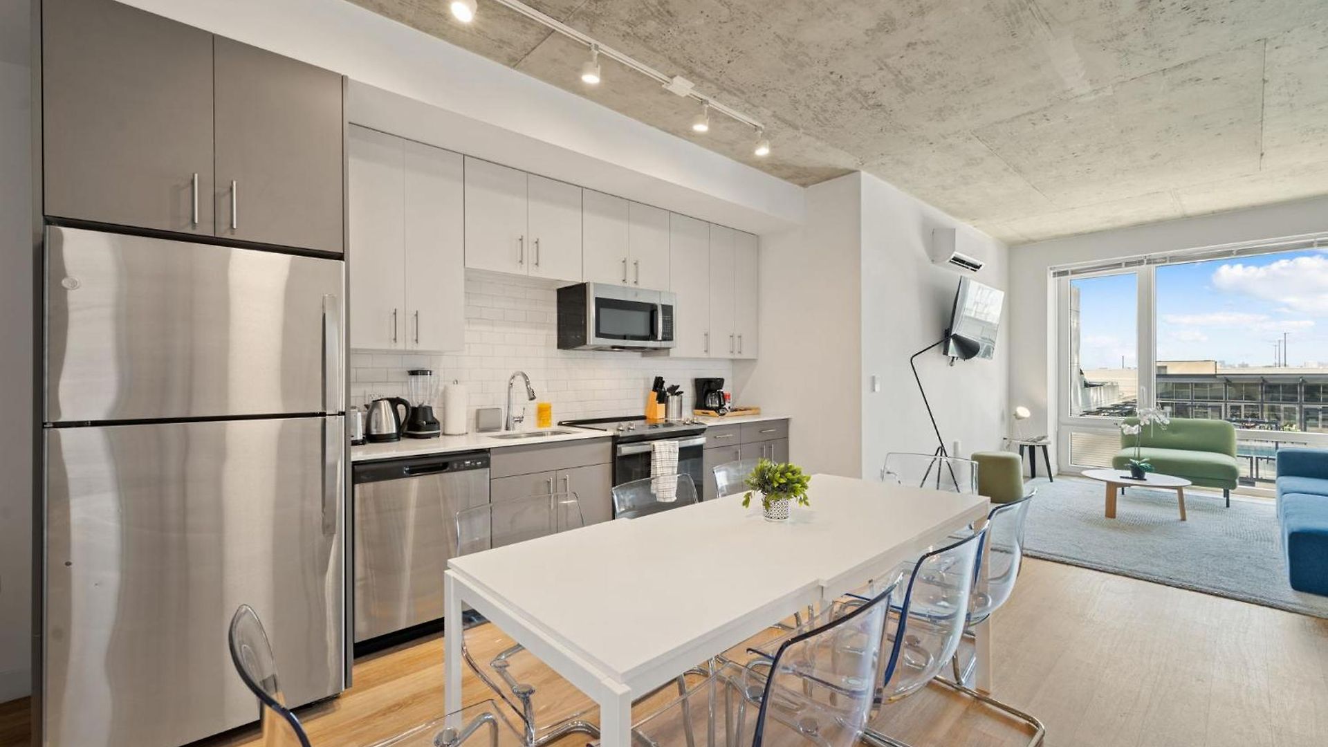 3br Escape Bright Sleek Spacious Chicago