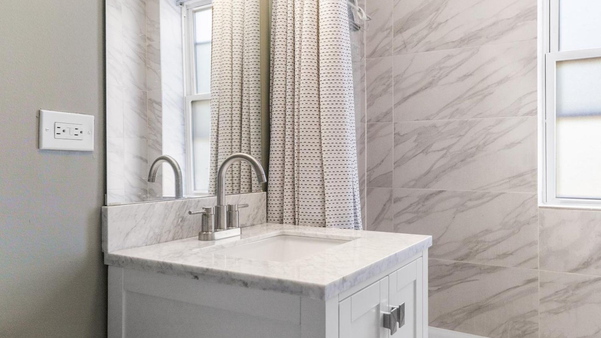 Private In Stylish Humboldt Park Retreat *