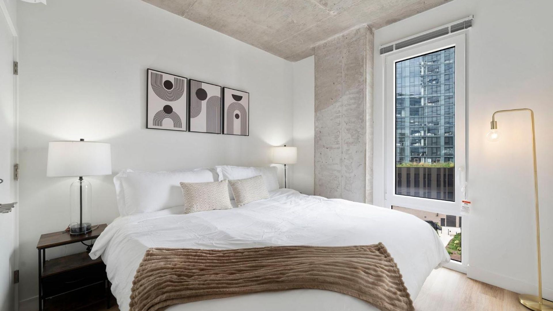 High-rise 4br W Views Comfort & Space *