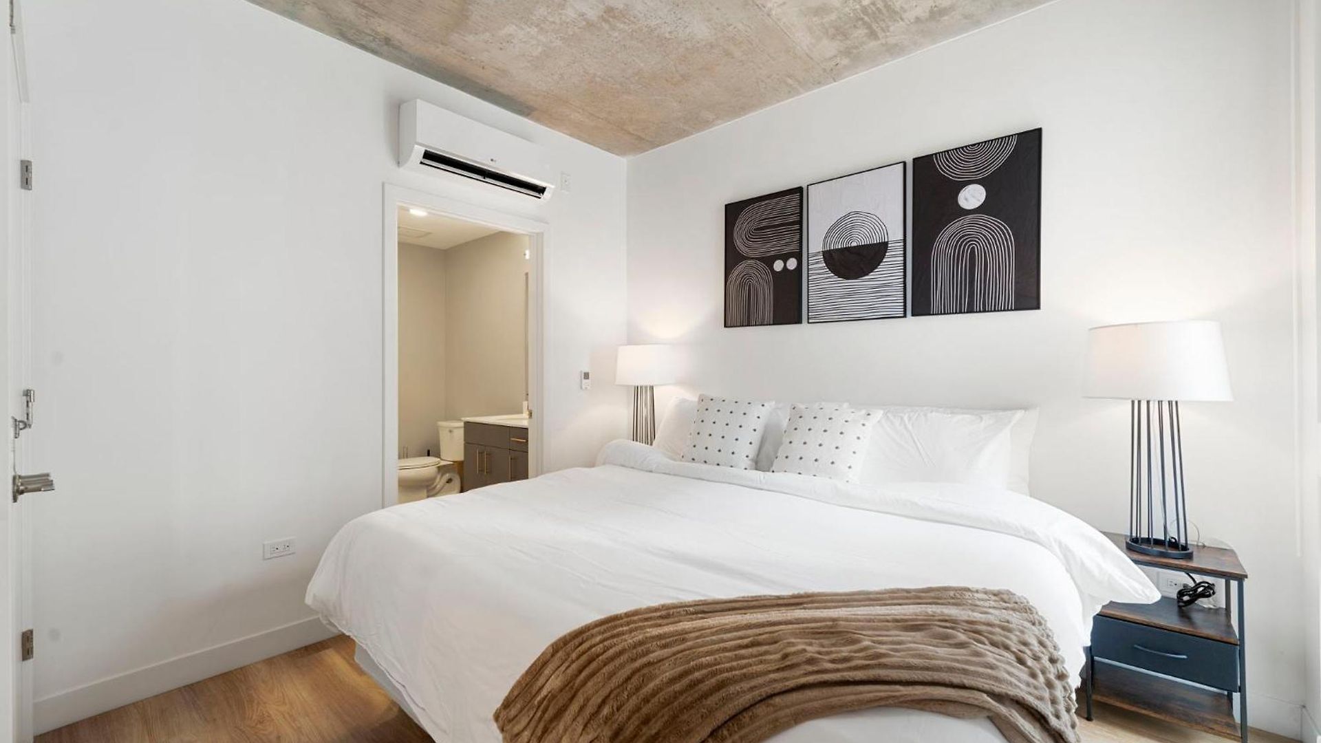 Hotel High-rise 4br W Views Comfort & Space Chicago