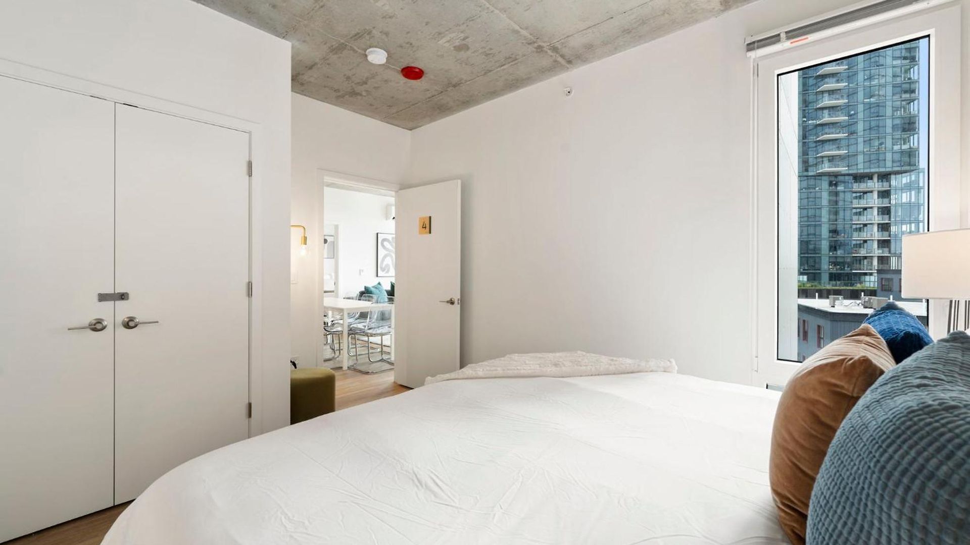 High-rise 4br W Views Comfort & Space *