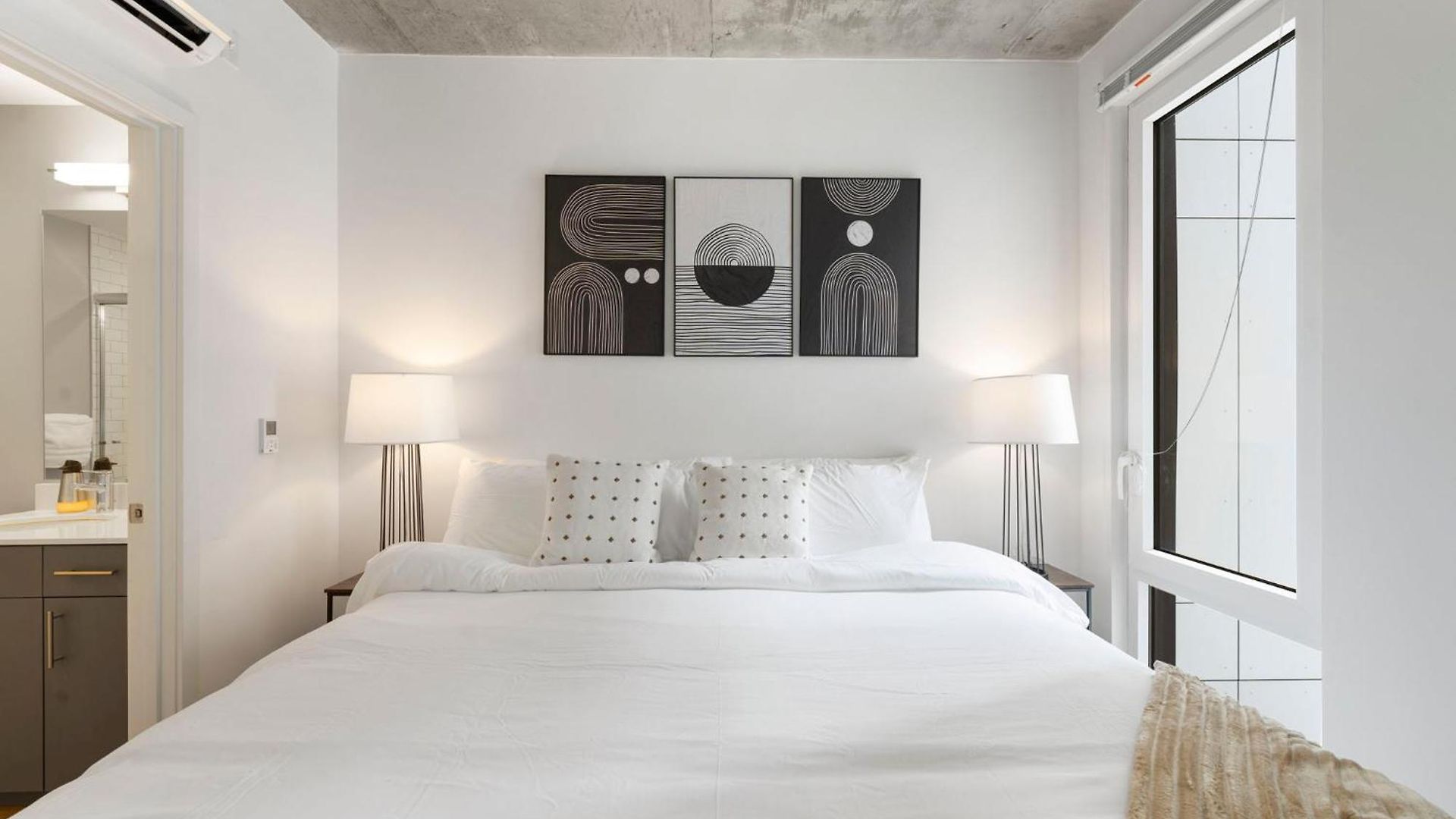 High-rise 4br W Views Comfort & Space Chicago