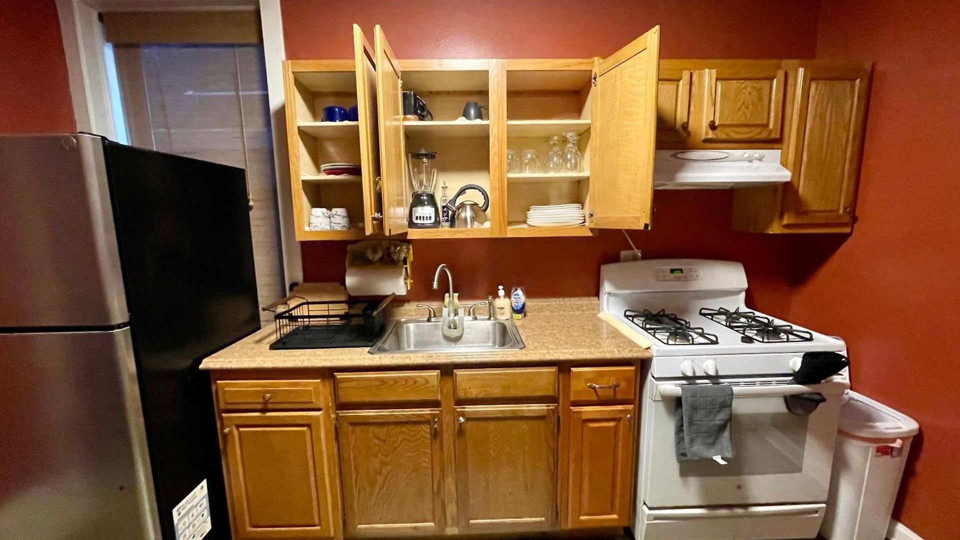 Apartment Fully Furnished 2br Near Oak Park I Utilities Included I Car Available