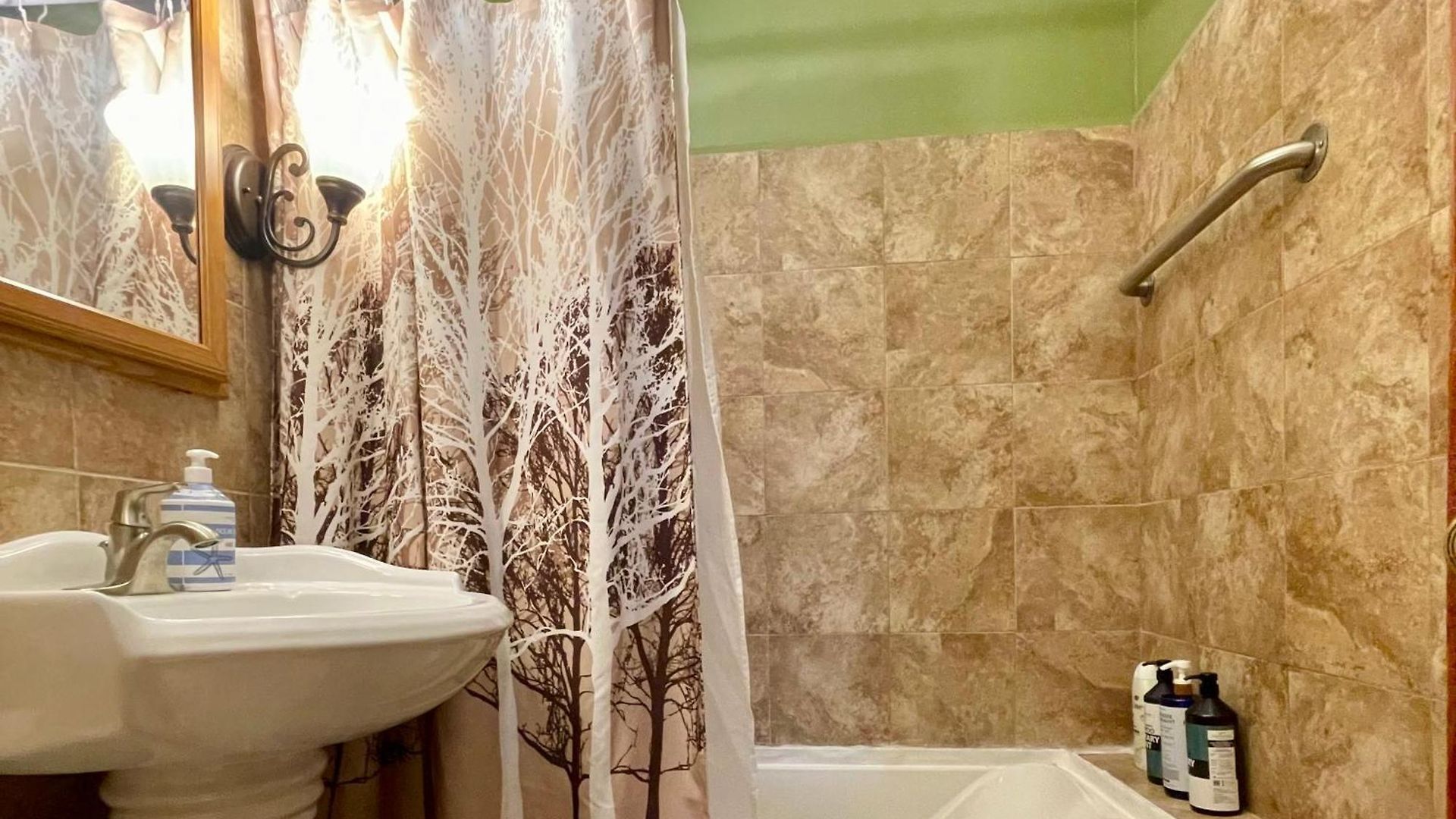 Fully Furnished 2br Near Oak Park I Utilities Included I Car Available Apartment *