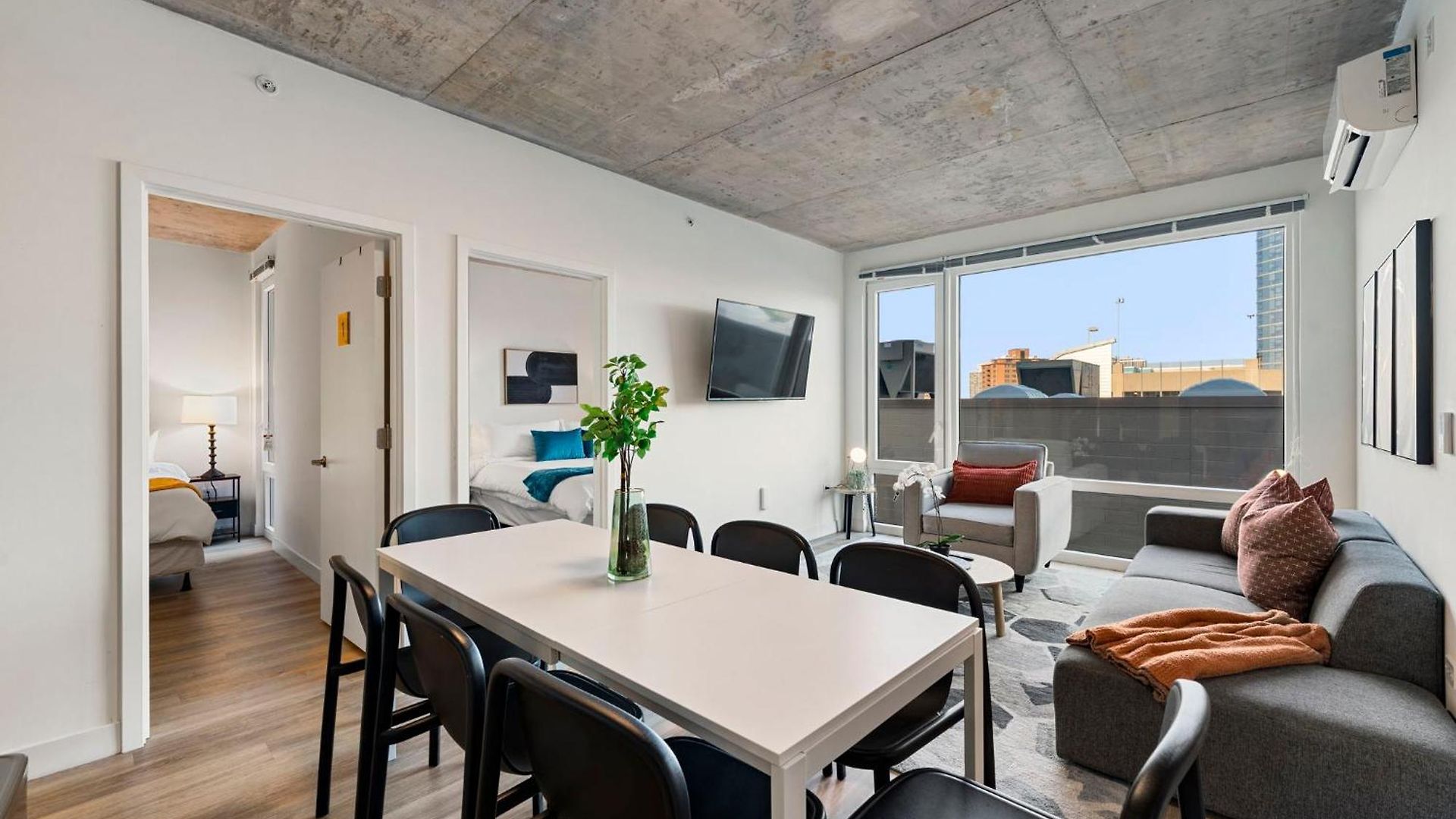Corporate-friendly 4br Stylish & Hotel Chicago
