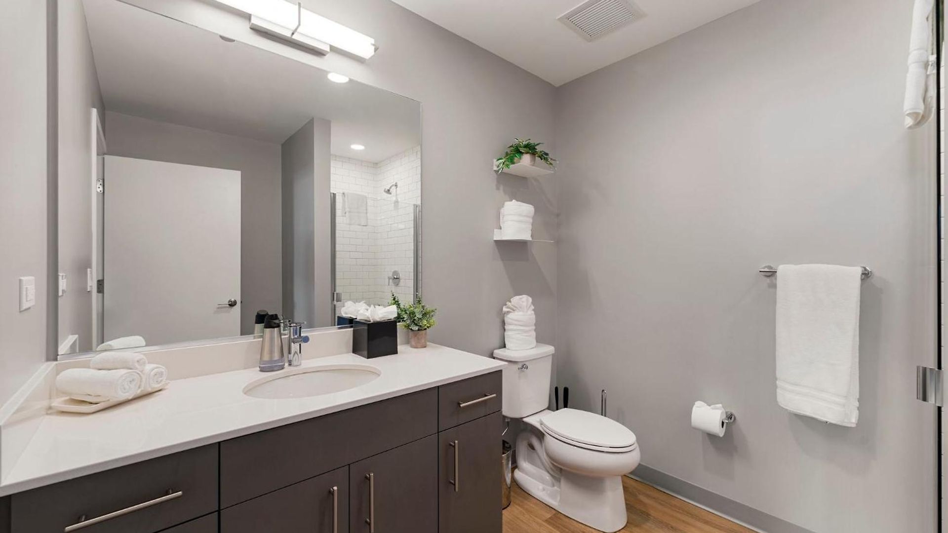 Corporate-friendly 4br Stylish & Hotel Chicago