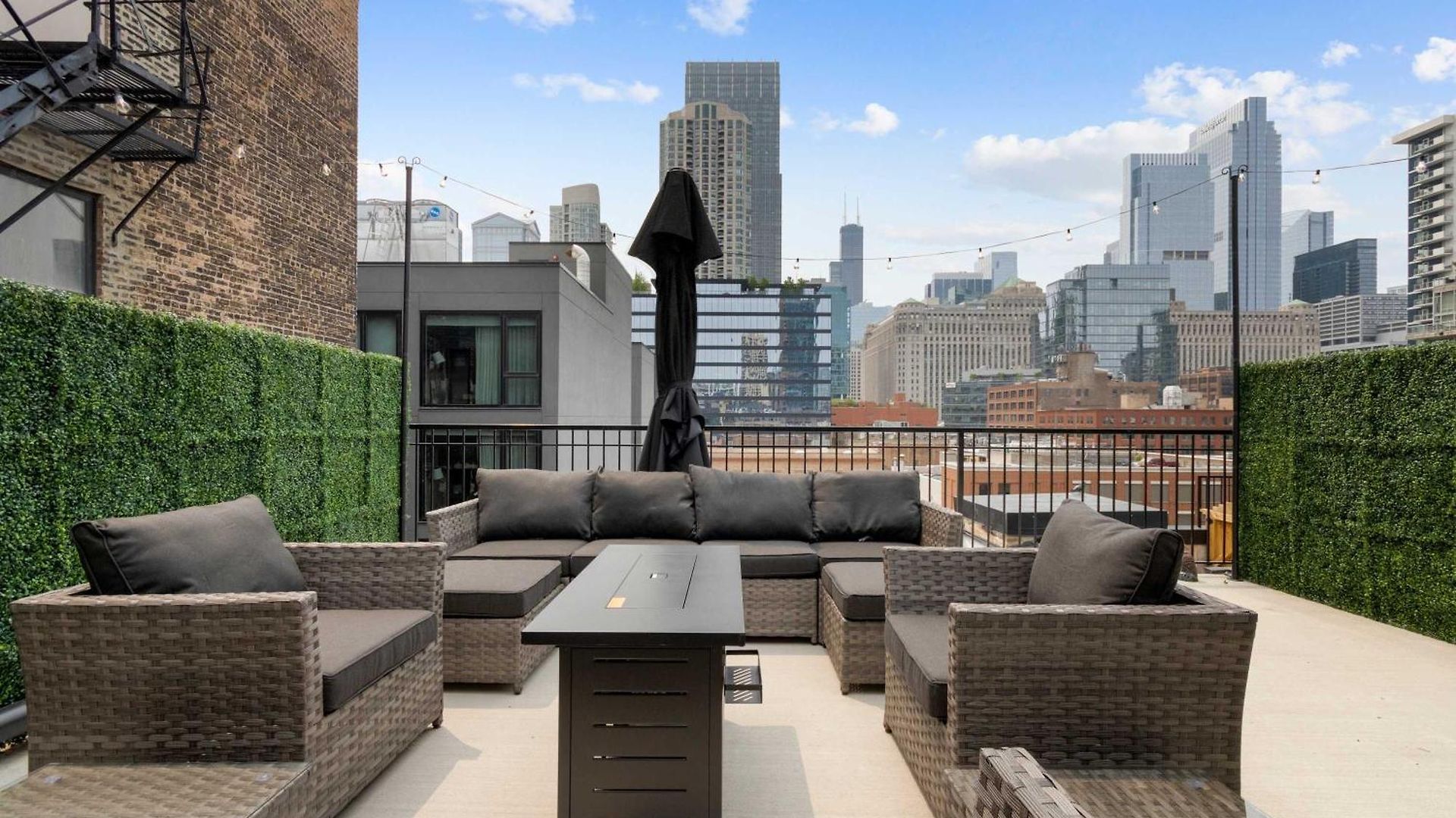 River North Private Deck With In And Out Parking Apartment