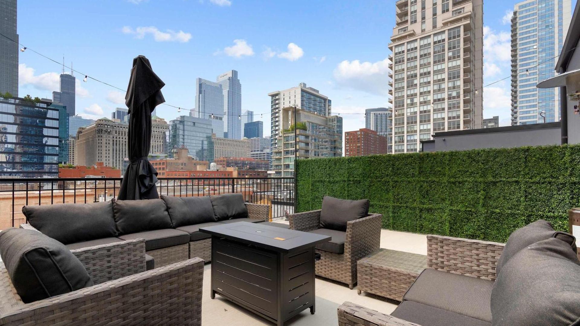 Apartment River North Private Deck With In And Out Parking Chicago