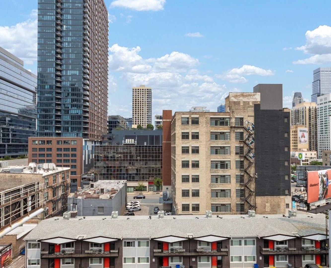 Apartment River North Private Deck With In And Out Parking