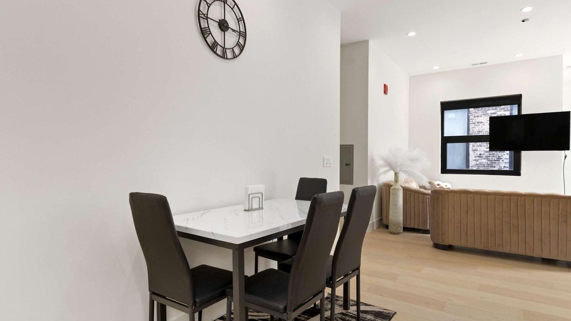 Apartment River North Private Deck With In And Out Parking *