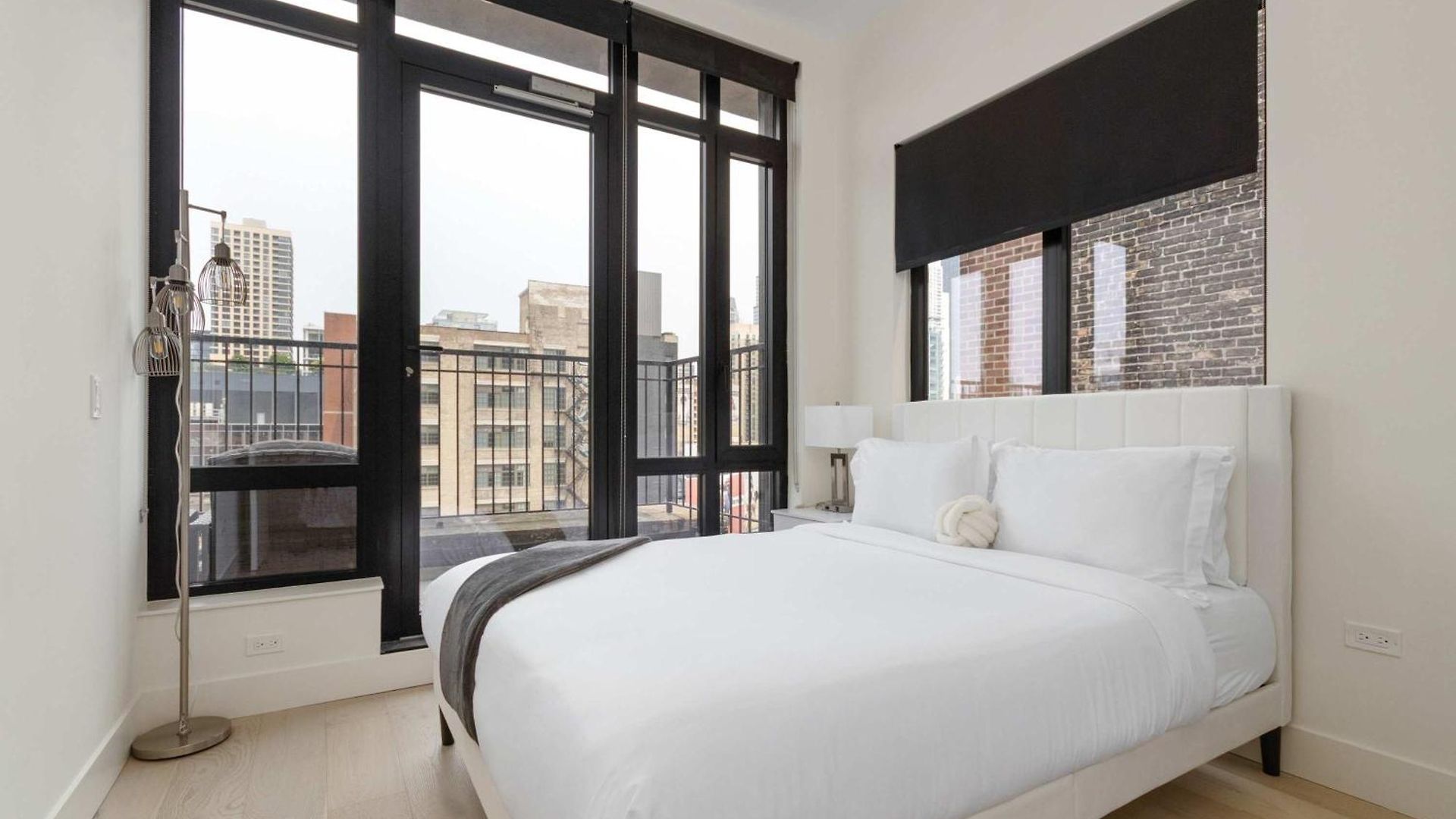 River North Private Deck With In And Out Parking Apartment *