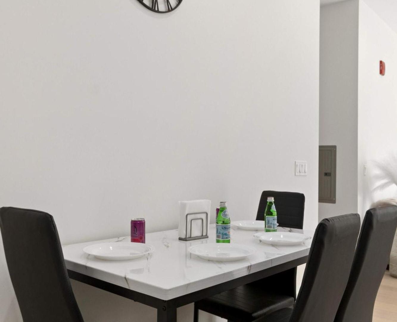 Apartment River North Private Deck With In And Out Parking *