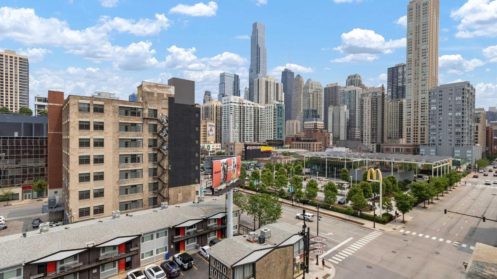 River North Private Deck With In And Out Parking Apartment *