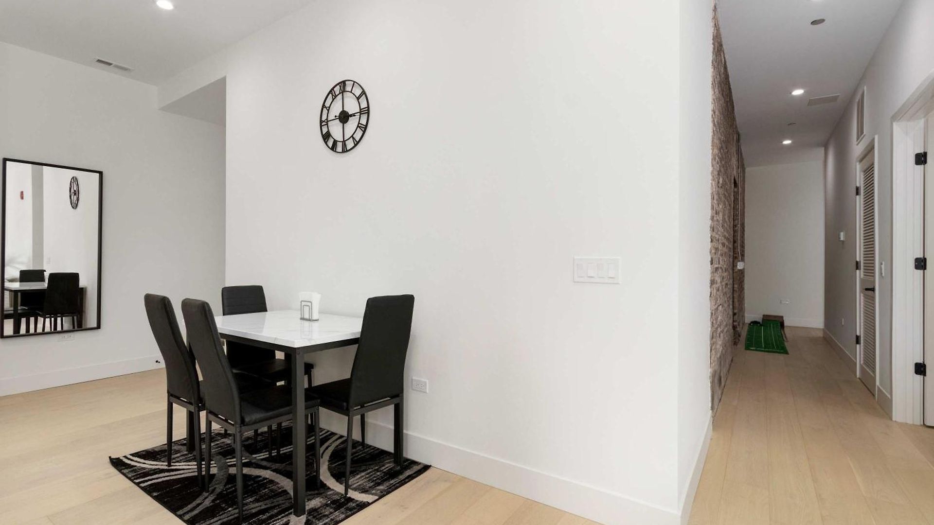 Apartment River North Private Deck With In And Out Parking *