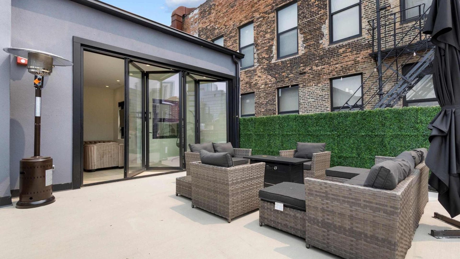 Apartment River North Private Deck With In And Out Parking Chicago