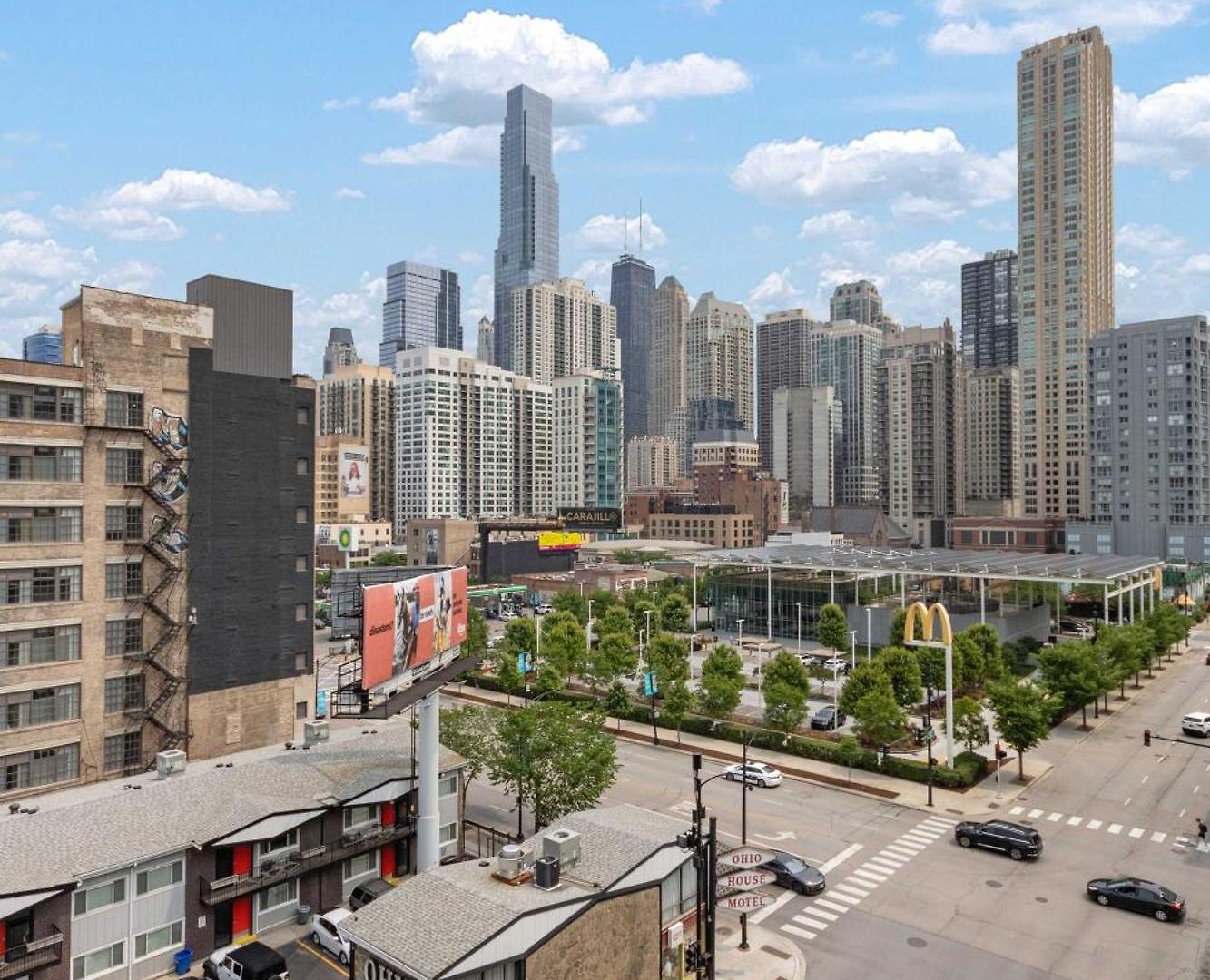 Apartment River North Private Deck With In And Out Parking