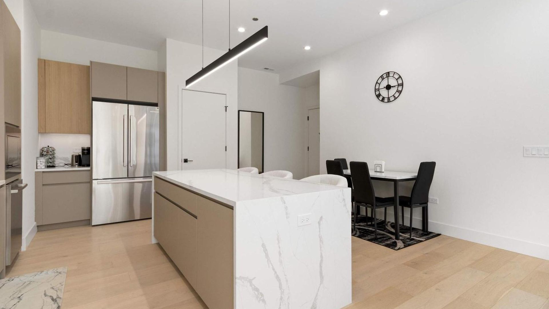 Apartment River North Private Deck With In And Out Parking Chicago