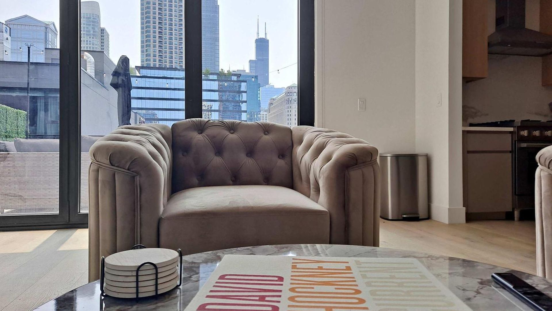 Apartment River North Private Deck With In And Out Parking