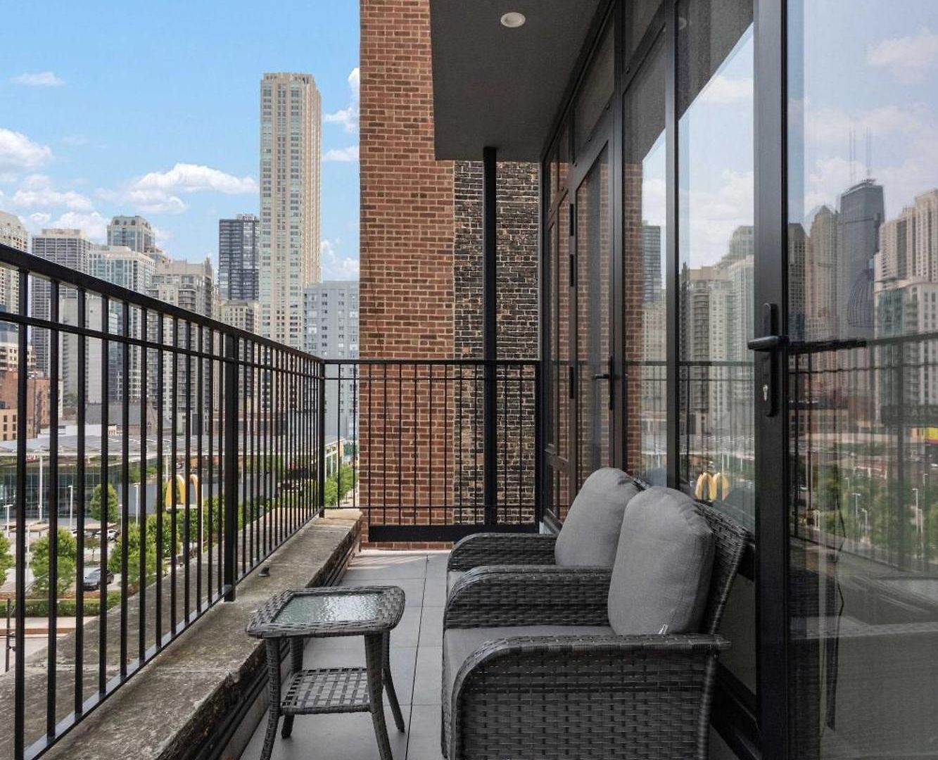 River North Private Deck With In And Out Parking Apartment