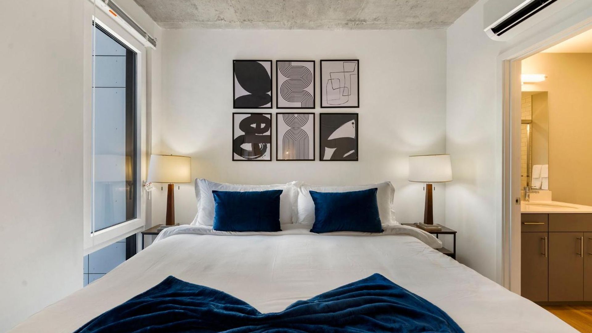 Chic 4-bedroom With Skyline Views & Amenities Chicago