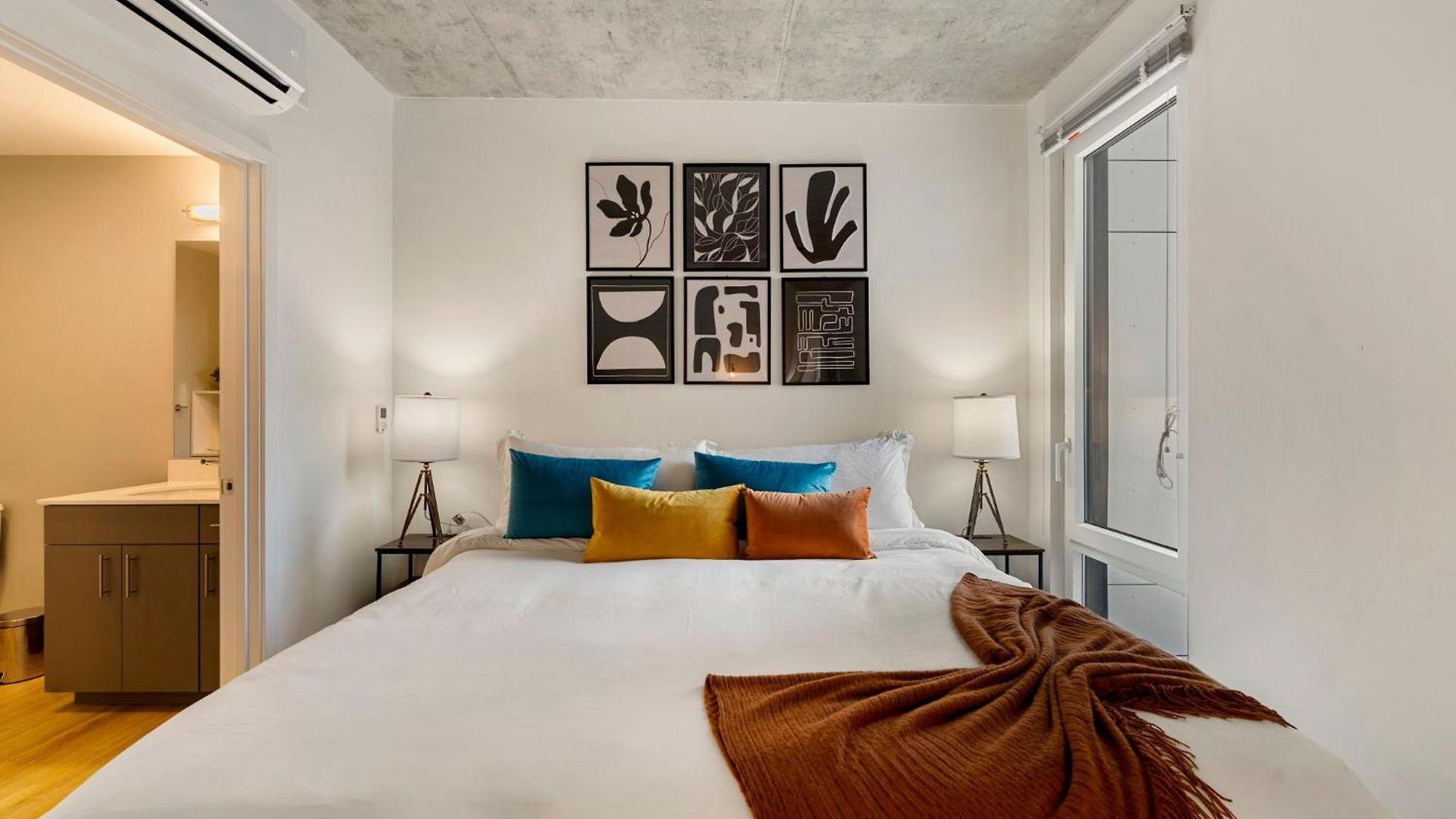 Chic 4-bedroom With Skyline Views & Amenities Hotel *