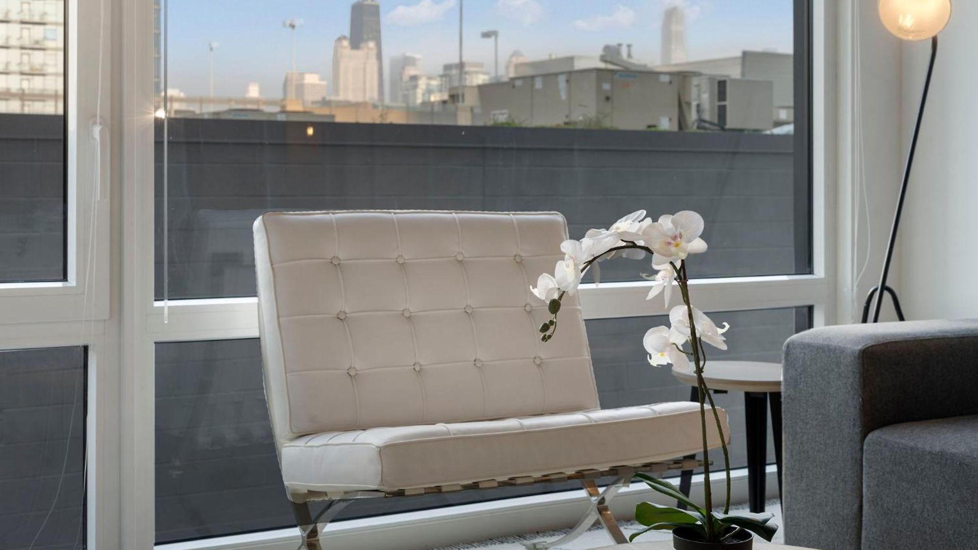 Hotel Chic 4-bedroom With Skyline Views & Amenities *