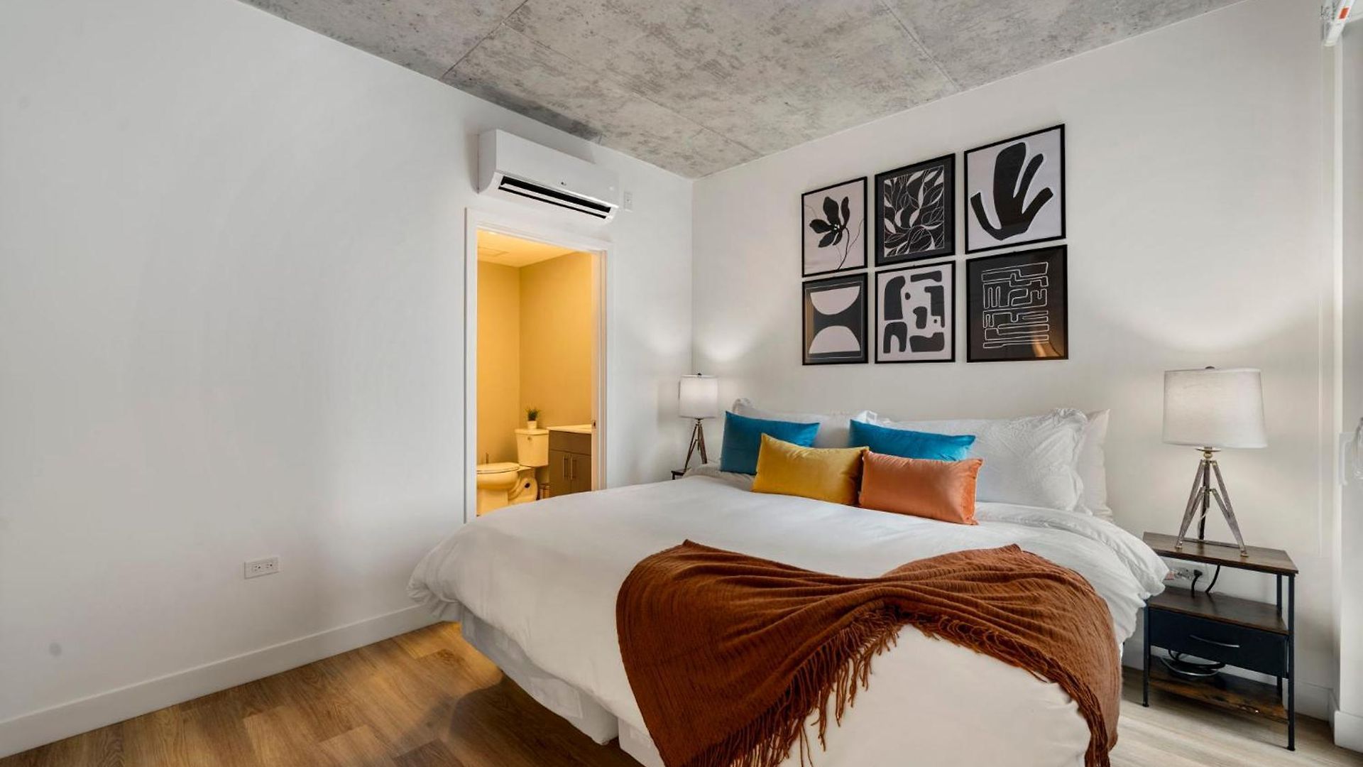 Chic 4-bedroom With Skyline Views & Amenities Chicago