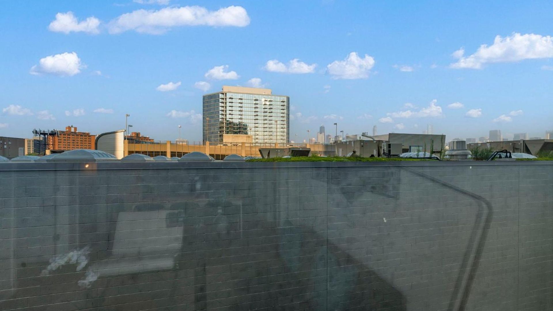 Chic 4-bedroom With Skyline Views & Amenities