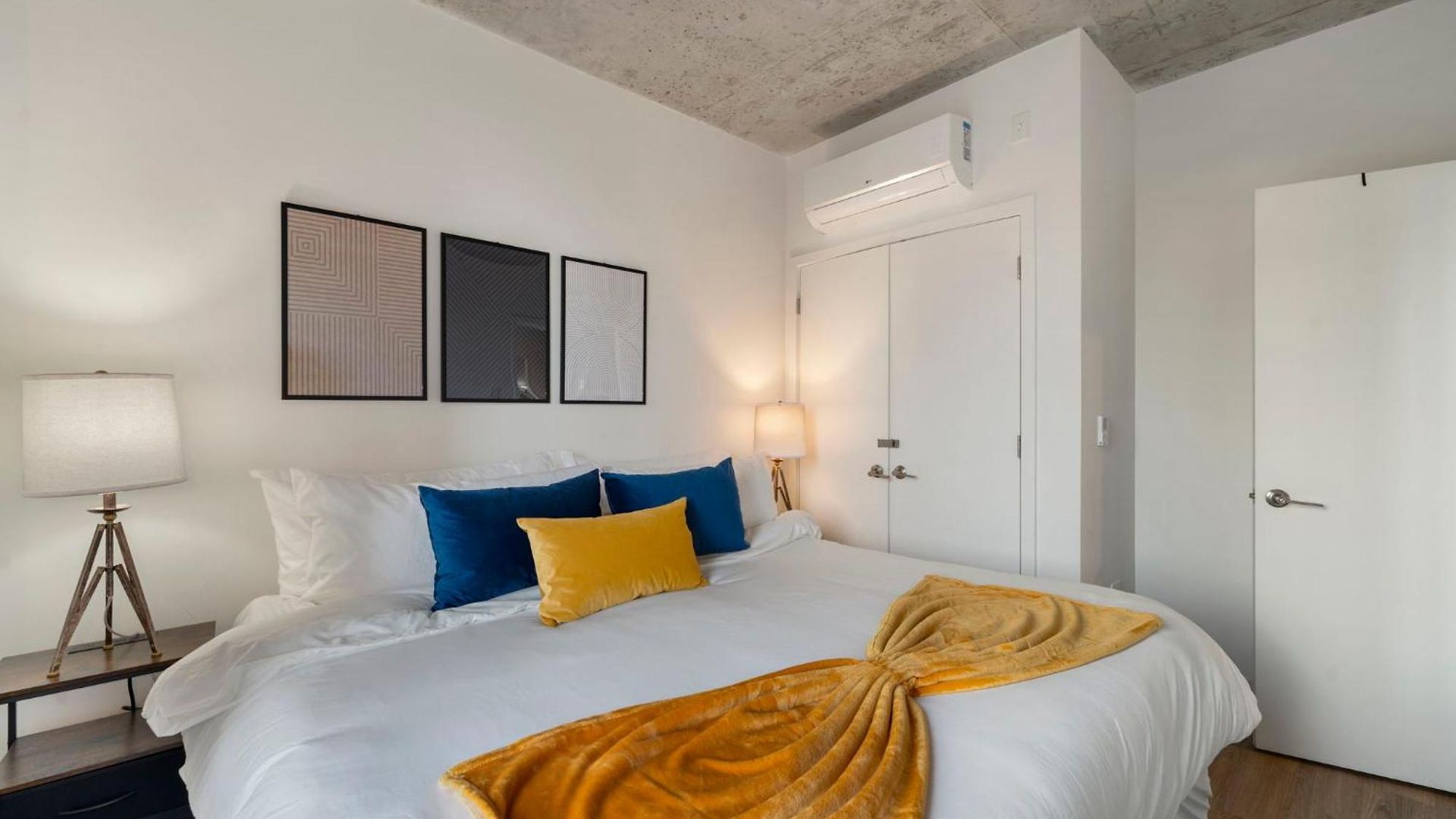 Chic 4-bedroom With Skyline Views & Amenities Hotel *