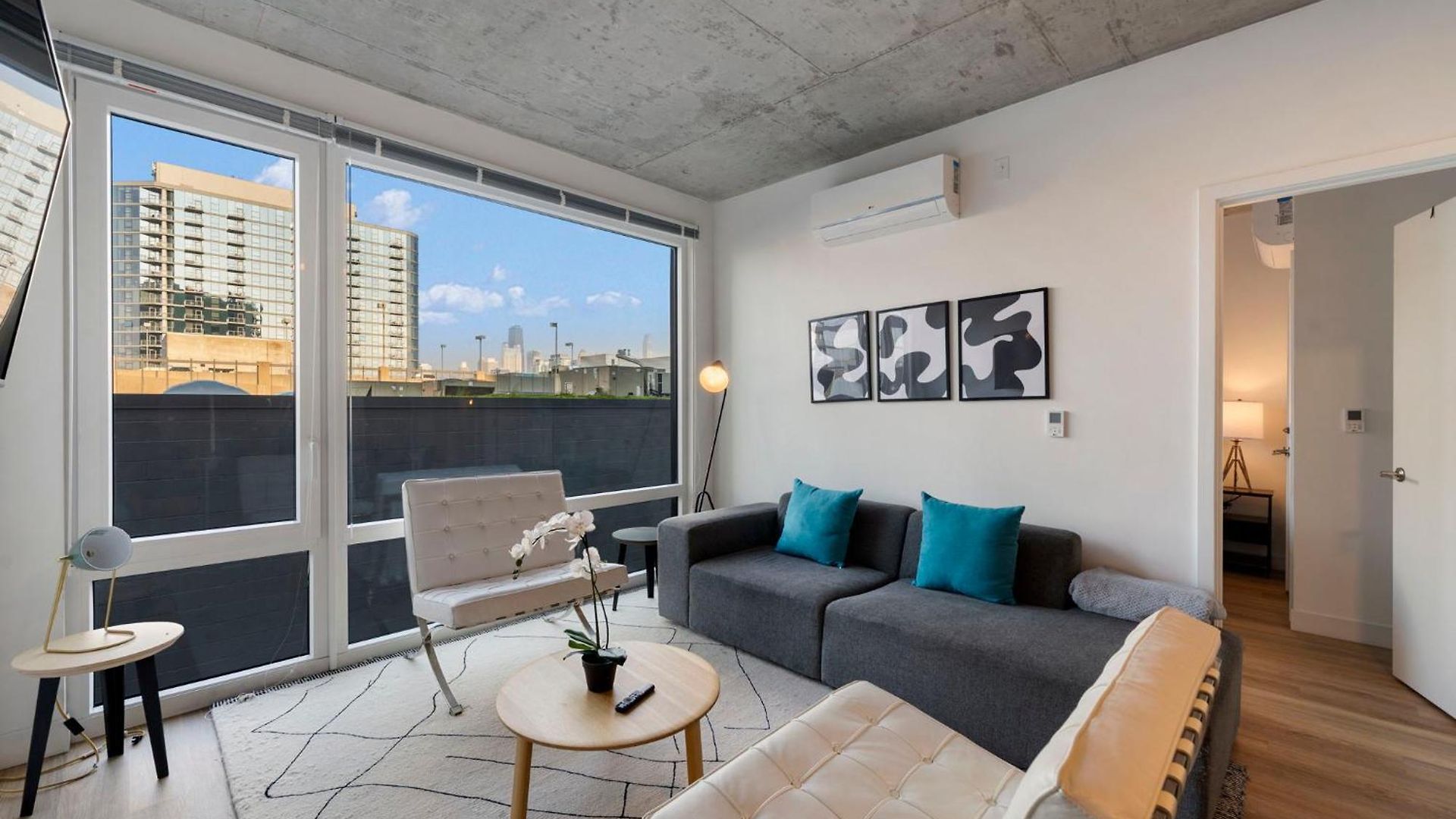 Chic 4-bedroom With Skyline Views & Amenities *