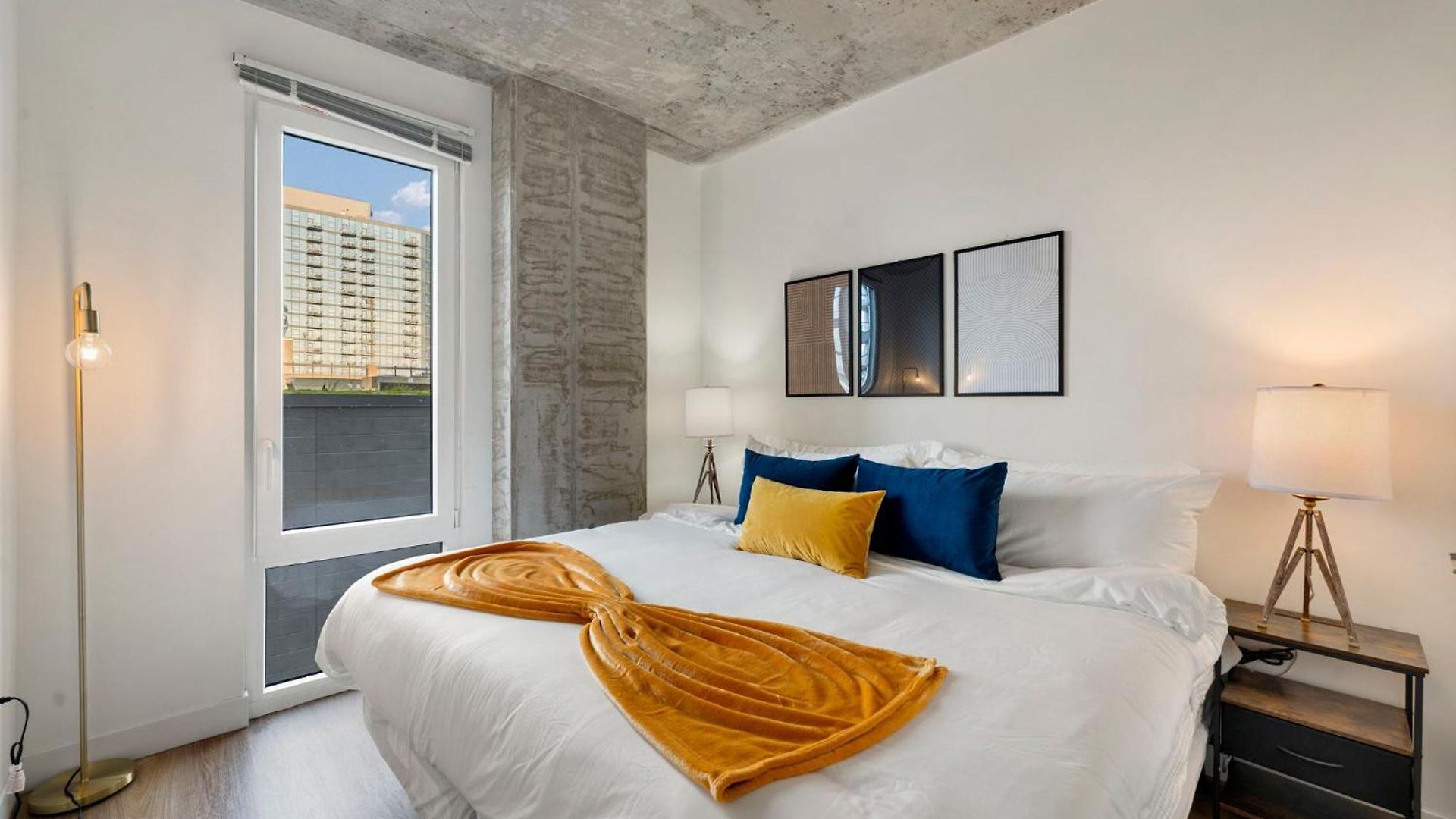 Chic 4-bedroom With Skyline Views & Amenities Hotel