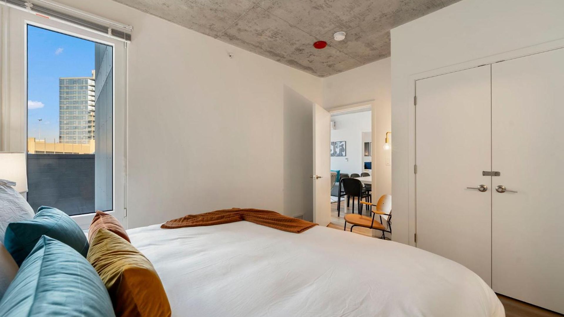 Chic 4-bedroom With Skyline Views & Amenities Hotel Chicago