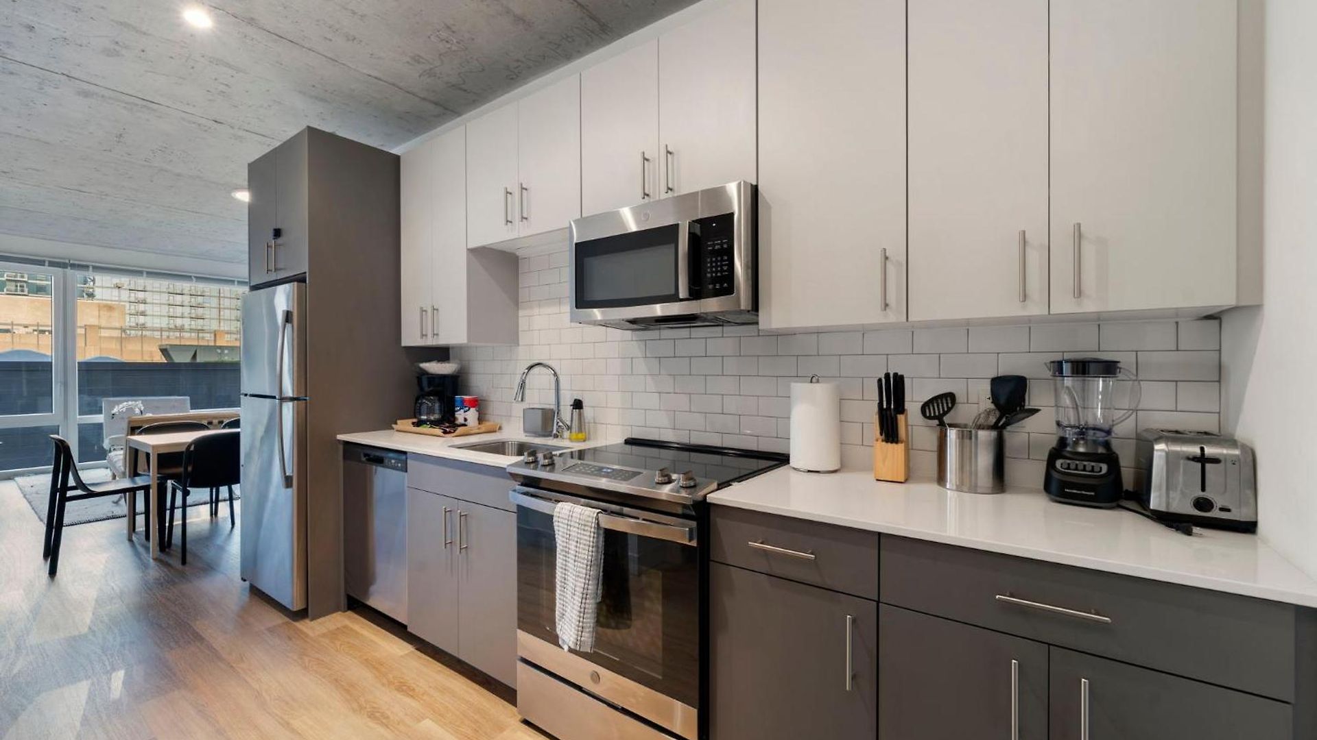 Chic 4-bedroom With Skyline Views & Amenities *