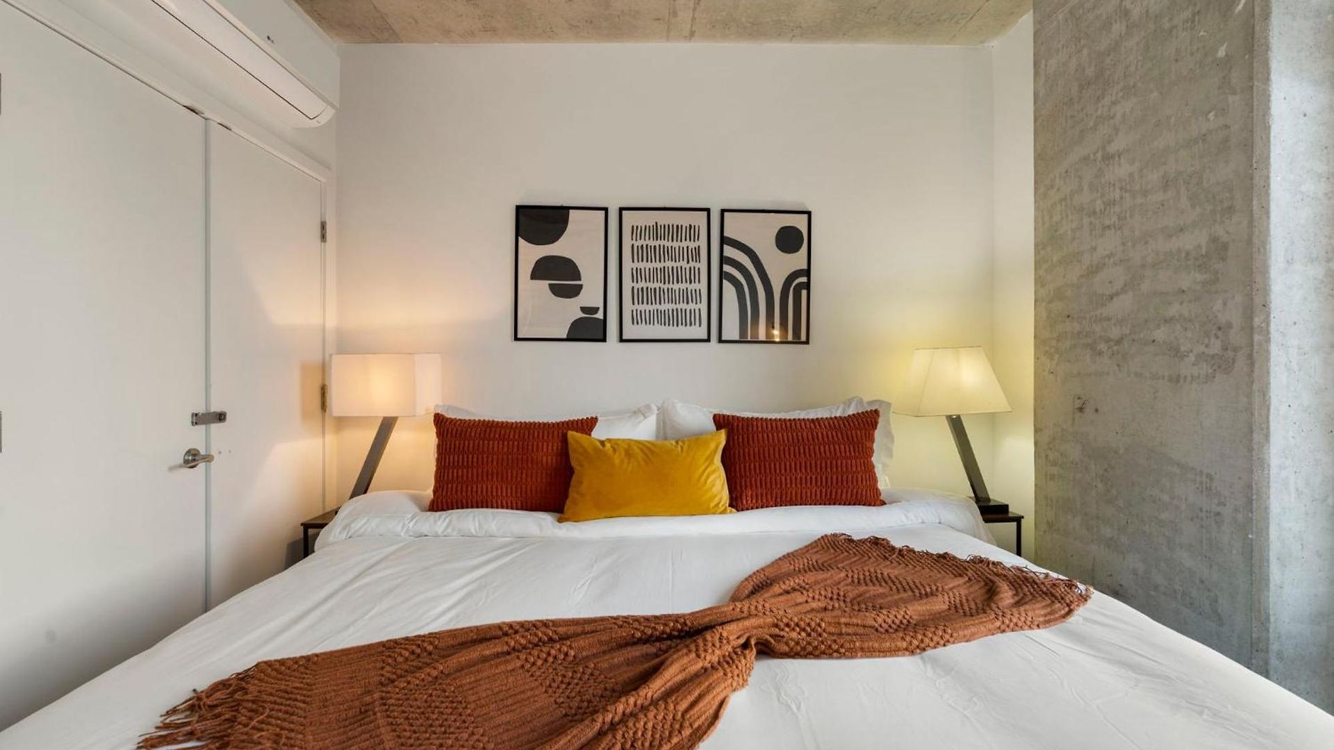 Chic 4-bedroom With Skyline Views & Amenities * Chicago