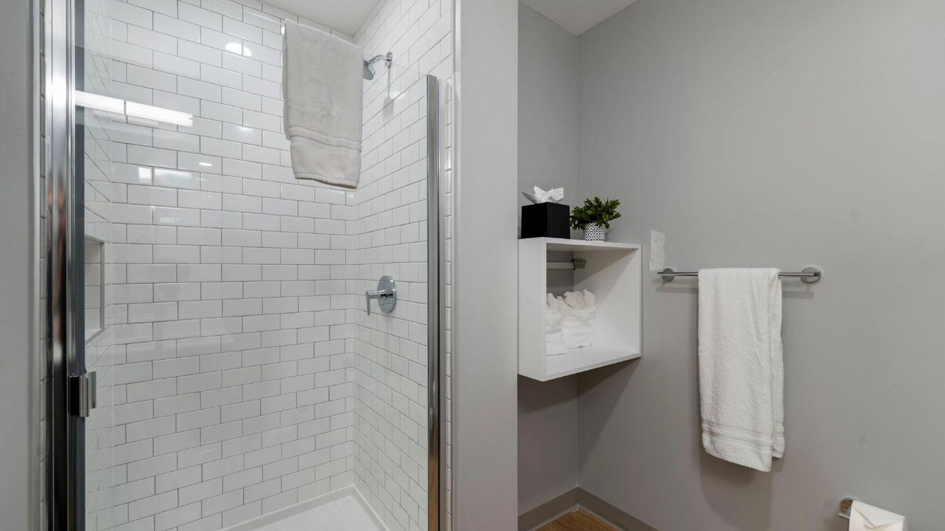 Hotel Chic 4-bedroom With Skyline Views & Amenities