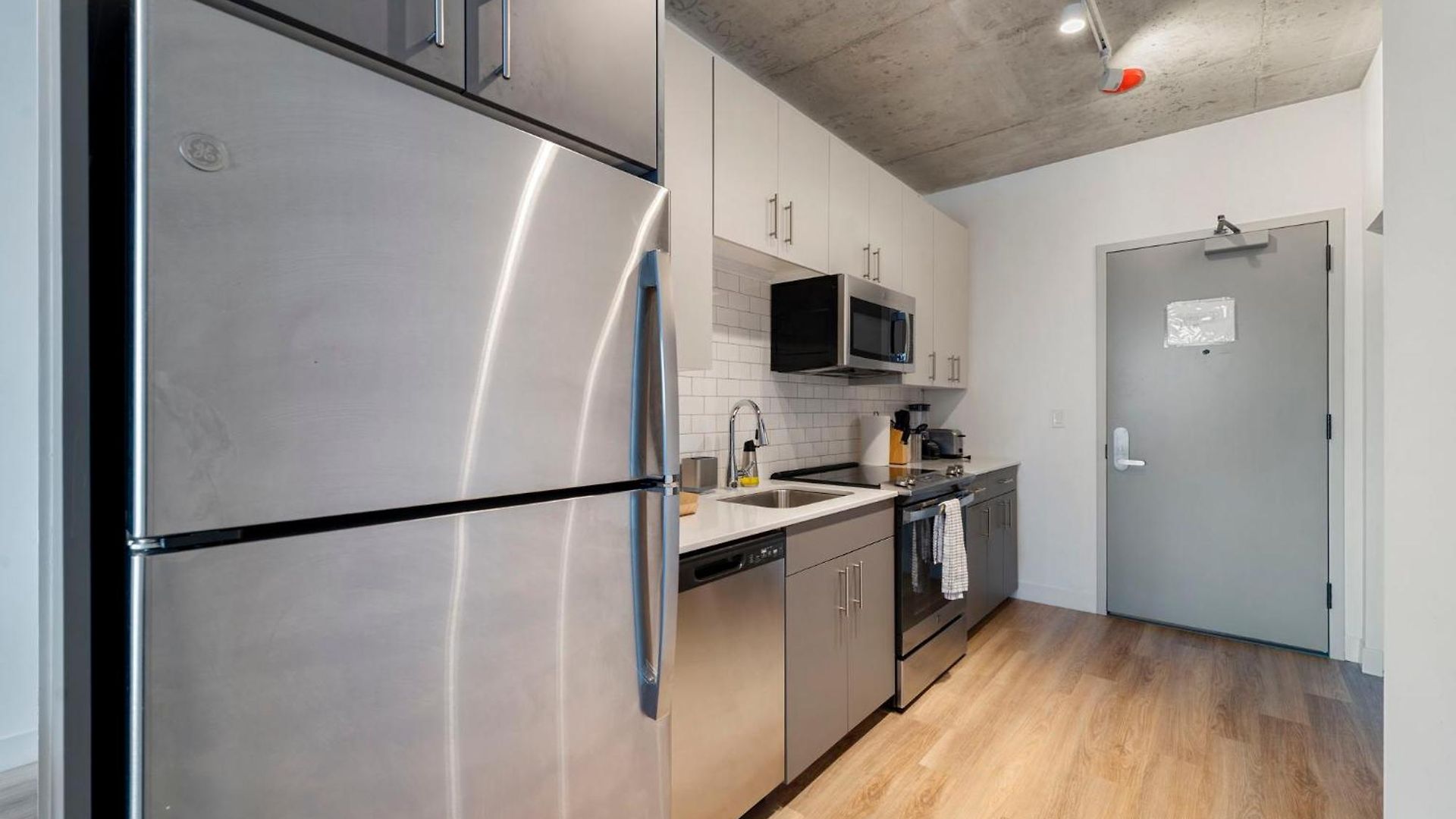 Chic 4-bedroom With Skyline Views & Amenities Hotel *