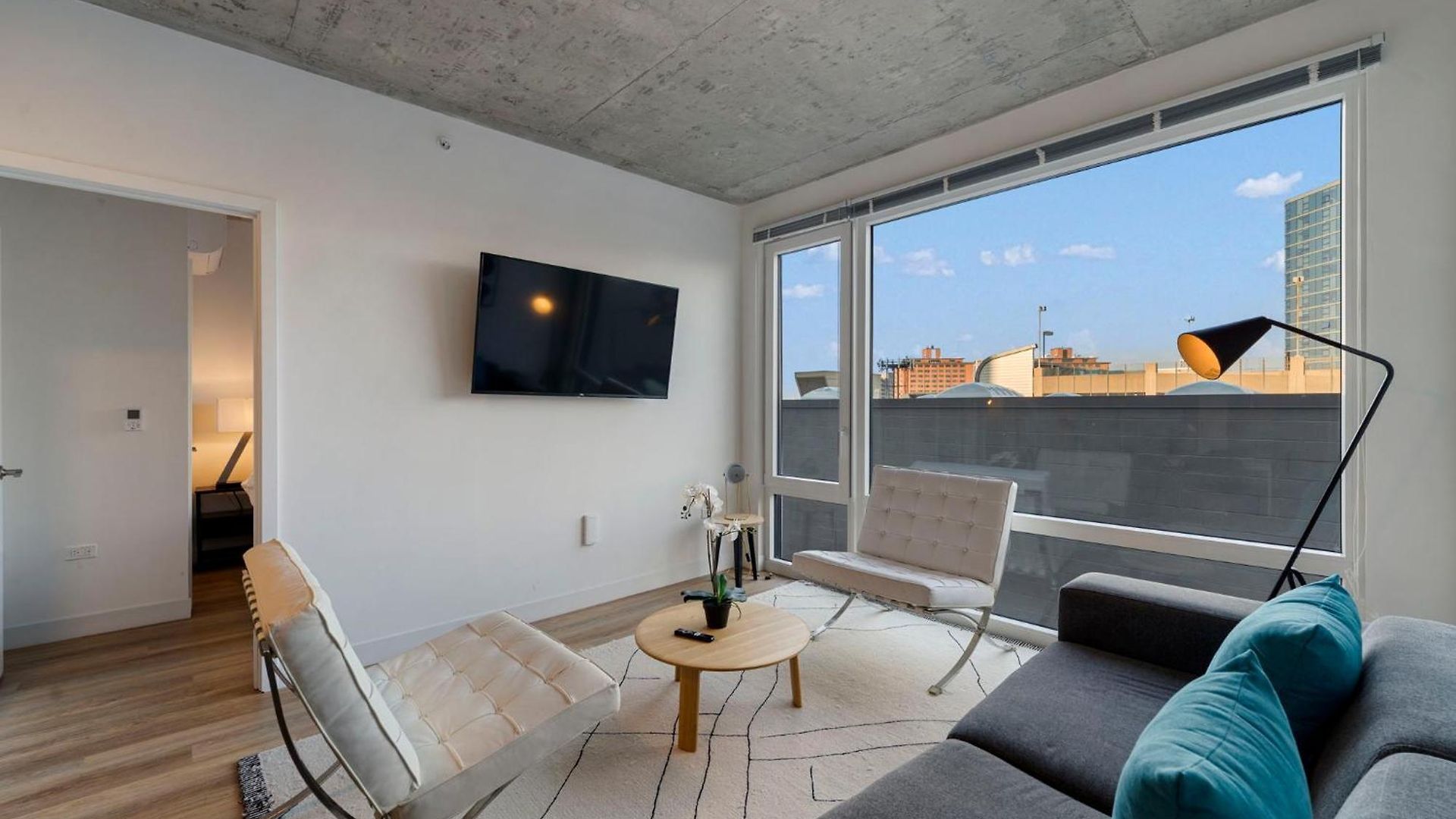 Hotel Chic 4-bedroom With Skyline Views & Amenities *