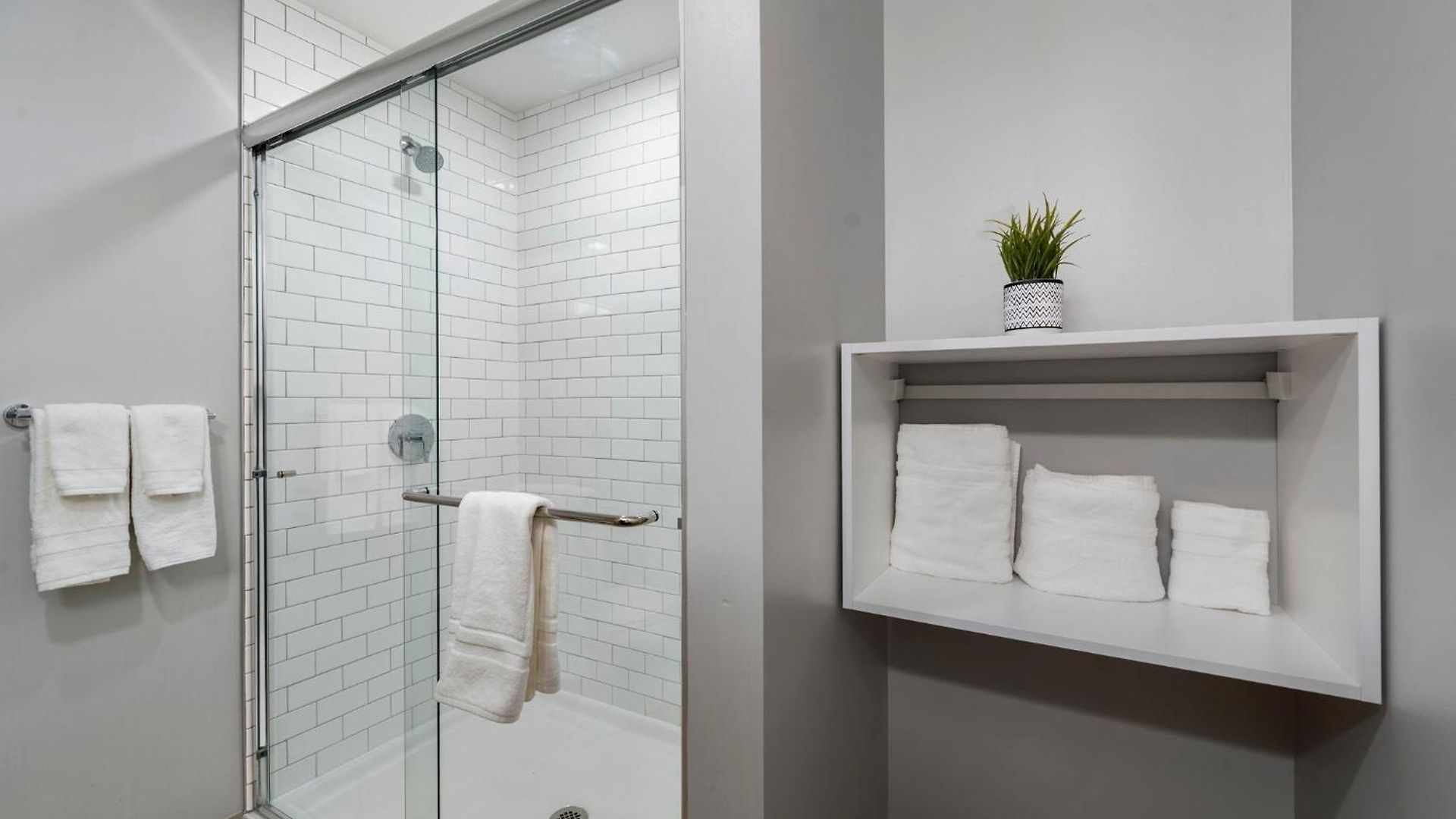 Chic 4-bedroom With Skyline Views & Amenities *